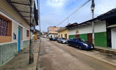 Se vende como terreno, pero con construcción de tapial apta para remodelación o modernización.