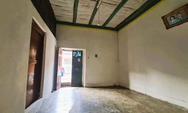 Se vende como terreno, pero con construcción de tapial apta para remodelación o modernización.