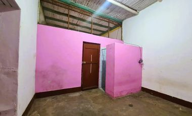 Se vende como terreno, pero con construcción de tapial apta para remodelación o modernización.