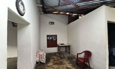 Se vende como terreno, pero con construcción de tapial apta para remodelación o modernización.