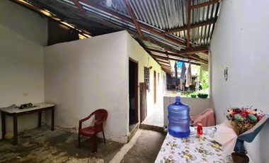 Se vende como terreno, pero con construcción de tapial apta para remodelación o modernización.