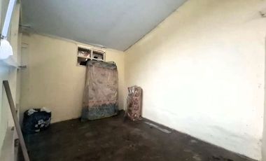 Se vende como terreno, pero con construcción de tapial apta para remodelación o modernización.