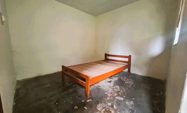 Se vende como terreno, pero con construcción de tapial apta para remodelación o modernización.