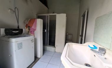 Se vende como terreno, pero con construcción de tapial apta para remodelación o modernización.