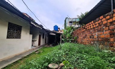 Se vende como terreno, pero con construcción de tapial apta para remodelación o modernización.