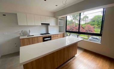 Se vende departamento de estreno en Surco, frente al parque. No paga alcabala.