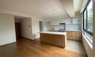 Se vende departamento de estreno en Surco, frente al parque. No paga alcabala.