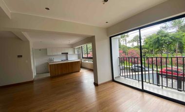 Se vende departamento de estreno en Surco, frente al parque. No paga alcabala.