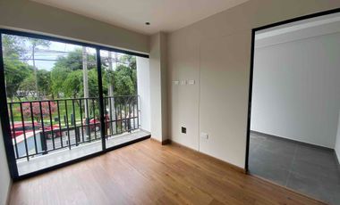 Se vende departamento de estreno en Surco, frente al parque. No paga alcabala.