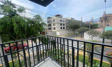 Se vende departamento de estreno en Surco, frente al parque. No paga alcabala.