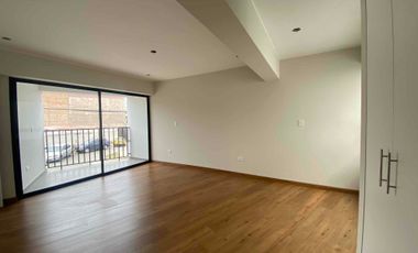 Se vende departamento de estreno en Surco, frente al parque. No paga alcabala.