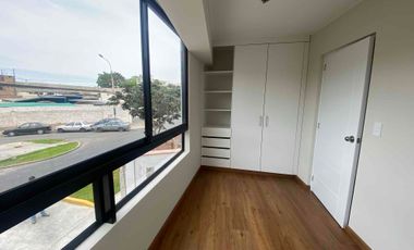Se vende departamento de estreno en Surco, frente al parque. No paga alcabala.