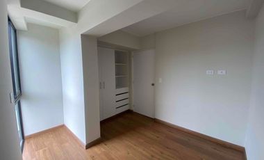 Se vende departamento de estreno en Surco, frente al parque. No paga alcabala.