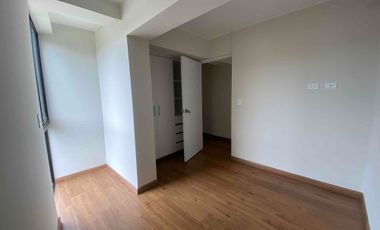 Se vende departamento de estreno en Surco, frente al parque. No paga alcabala.