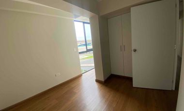 Se vende departamento de estreno en Surco, frente al parque. No paga alcabala.