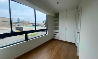 Se vende departamento de estreno en Surco, frente al parque. No paga alcabala.