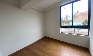 Se vende departamento de estreno en Surco, frente al parque. No paga alcabala.