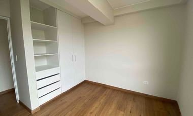 Se vende departamento de estreno en Surco, frente al parque. No paga alcabala.