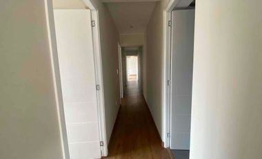 Se vende departamento de estreno en Surco, frente al parque. No paga alcabala.