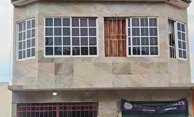 Amplia casa sobre avenida principal