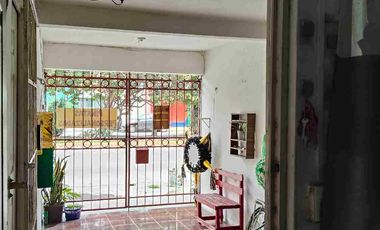 Amplia casa sobre avenida principal