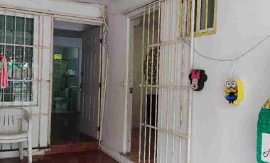 Amplia casa sobre avenida principal