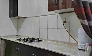 Amplia casa sobre avenida principal