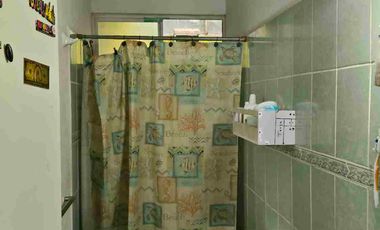 Amplia casa sobre avenida principal