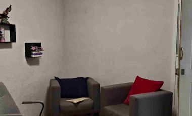 Amplia casa sobre avenida principal