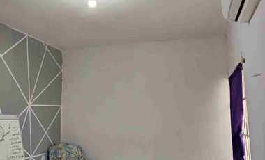 Amplia casa sobre avenida principal