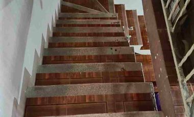 Amplia casa sobre avenida principal