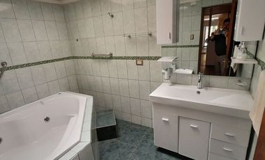 GRAN CASA, SECTOR TRANQUILO, 4 DORMITORIOS, 2 BAÑOS, ENTRADA 3 VEHICULOS