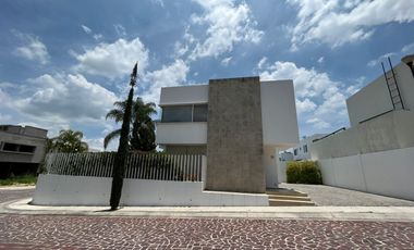 RENTA CASA EN ESQUINA EN PRIVADA DA VINCI DENTRO DE CUMBRES DEL LAGO QUERETARO