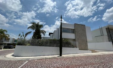 RENTA CASA EN ESQUINA EN PRIVADA DA VINCI DENTRO DE CUMBRES DEL LAGO QUERETARO