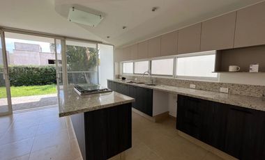 RENTA CASA EN ESQUINA EN PRIVADA DA VINCI DENTRO DE CUMBRES DEL LAGO QUERETARO