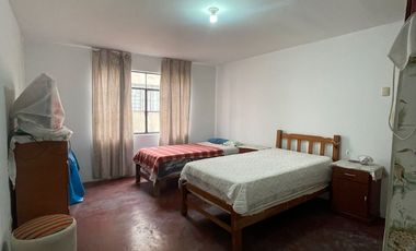 Vivienda de 2 Pisos con Patio y Cochera en Las Flores