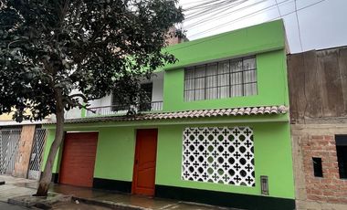 Vivienda de 2 Pisos con Patio y Cochera en Las Flores