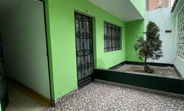 Vivienda de 2 Pisos con Patio y Cochera en Las Flores