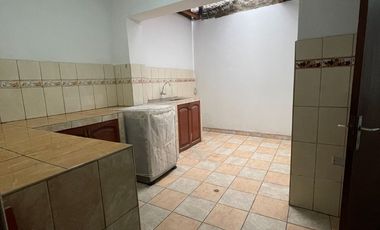 Vivienda de 2 Pisos con Patio y Cochera en Las Flores