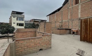 Vivienda de 2 Pisos con Patio y Cochera en Las Flores