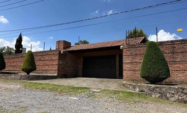 PRECIOSA CASA EN VENTA CON MUCHO JARDIN en Cacalomacan