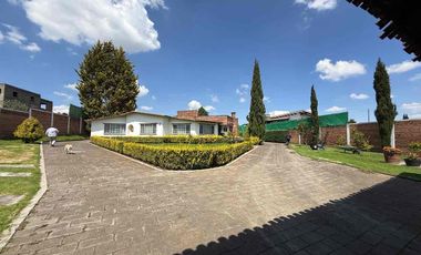 PRECIOSA CASA EN VENTA CON MUCHO JARDIN en Cacalomacan