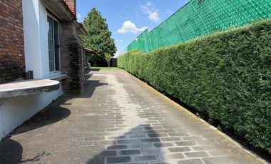 PRECIOSA CASA EN VENTA CON MUCHO JARDIN en Cacalomacan