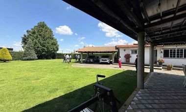 PRECIOSA CASA EN VENTA CON MUCHO JARDIN en Cacalomacan