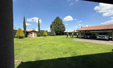 PRECIOSA CASA EN VENTA CON MUCHO JARDIN en Cacalomacan