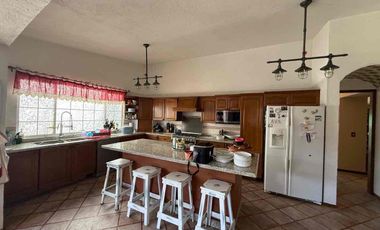 PRECIOSA CASA EN VENTA CON MUCHO JARDIN en Cacalomacan