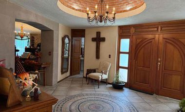 PRECIOSA CASA EN VENTA CON MUCHO JARDIN en Cacalomacan