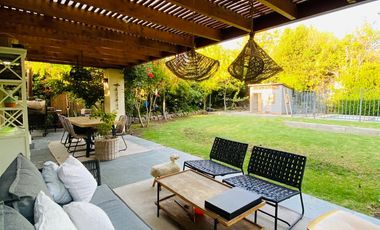 VENTA CASA PROVENZAL EN PIEDRA ROJA, 4D + PIEZA SERVICIO + TERRAZA TECHADA + PISCINA, ¡A PASOS DEL COLEGIO SAN JOSÉ Y VERBO DIVINO!