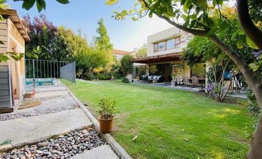 VENTA CASA PROVENZAL EN PIEDRA ROJA, 4D + PIEZA SERVICIO + TERRAZA TECHADA + PISCINA, ¡A PASOS DEL COLEGIO SAN JOSÉ Y VERBO DIVINO!