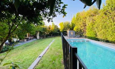 VENTA CASA PROVENZAL EN PIEDRA ROJA, 4D + PIEZA SERVICIO + TERRAZA TECHADA + PISCINA, ¡A PASOS DEL COLEGIO SAN JOSÉ Y VERBO DIVINO!